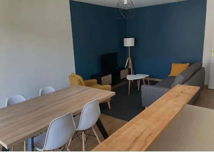 2 - 50m De La - Parking Apartment